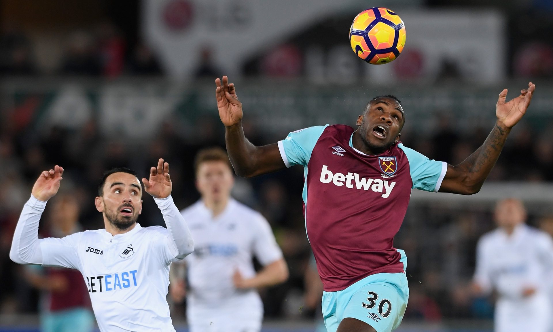 丝毫不逊于 丝毫不逊于